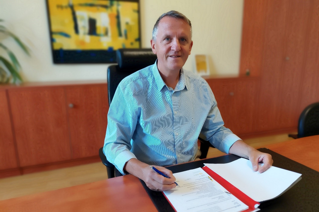 Oberbürgermeister Dr. Manfred Wilde an seinem Schreibtisch im Delitzscher Rathaus. Foto: Sabine Eicker