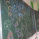 Voll gemalte Tafel in einem Klassenraum.