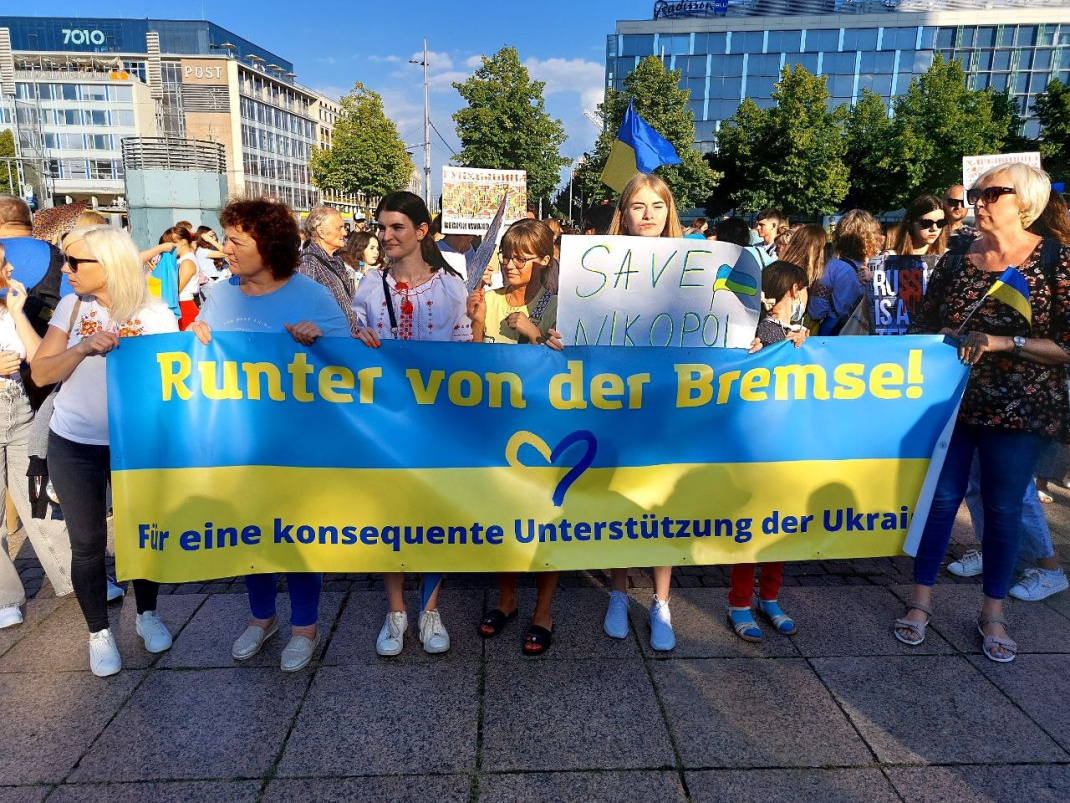 In Leipzig forderten heute zum ukrainischen Unabhängigkeitstag rund 1.000 Menschen mehr Unterstützung für die Ukraine in den aktuellen Kriegszeiten. Foto: Sabine Eicker