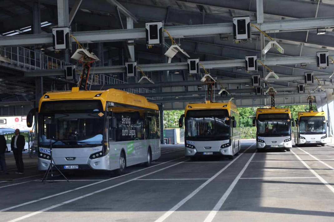 Elektrobusse bei Aufladen im Busport Lindenau. Foto: Ralf Julke