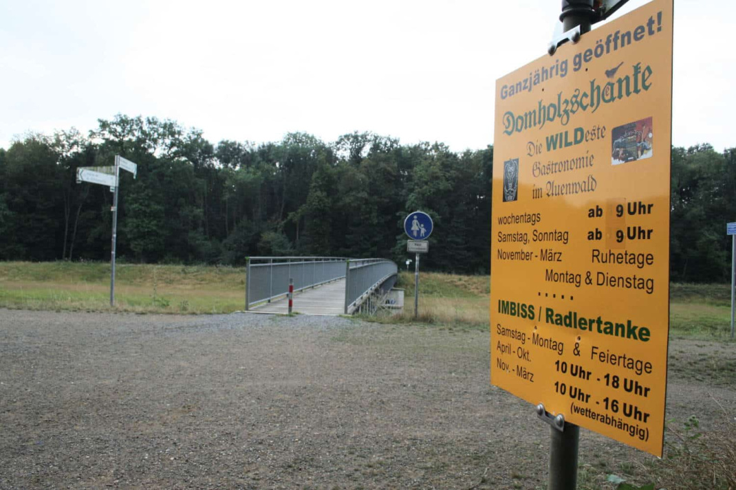 Brücke zur Domholzschänke über die Neue Luppe. Foto: Ralf Julke