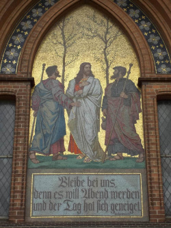 Mosaik über dem Hauptportal. Foto: Holger Zürch, Quelle: https://commons.wikimedia.org/wiki/File:Emmauskirche_Leipzig-Sellerhausen_1.JPG