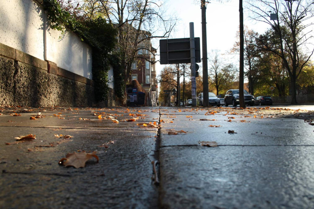 Ein typischer Fußweg in Connewitz. Foto: Ralf Julke