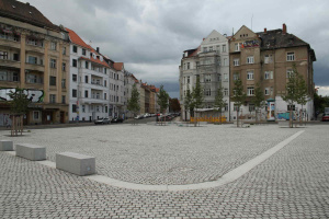 So wie der Huygensplatz sollten Stadtplätze heute wirklich nicht mehr aussehen. Foto: Ralf Julke