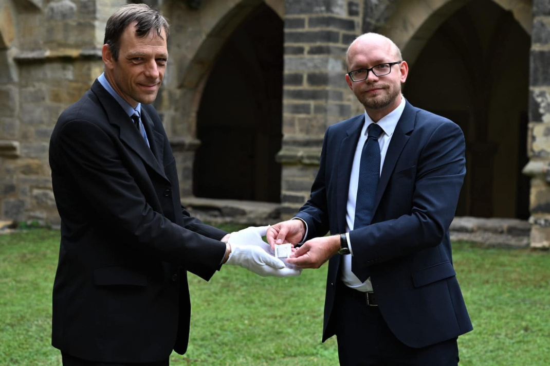 Übergabe der Klippe an Markus Cottin (links) durch Roland Trampe im Kreuzhof des Merseburger Doms. Foto: Vereinigte Domstifter