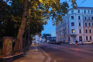 Eine typische autogerechte Straße - die Kohlgartenstraße im Leipziger Osten. Foto: Sabine Eicker