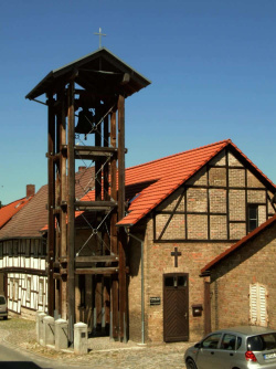 Langensteins katholische Kapelle mit evangelischem Glockenturm im Jahr 2010. Foto: Kirchenfan, CC BY-SA 1.0, Quelle: https://commons.wikimedia.org/wiki/File:Dorfstr._1a-2_(Langenstein)_P1110269.jpg