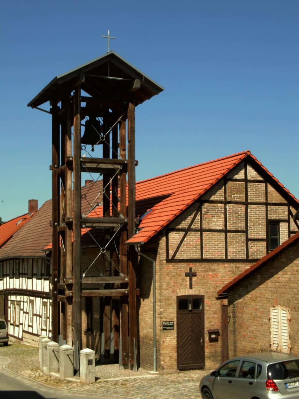 Langensteins katholische Kapelle mit evangelischem Glockenturm im Jahr 2010. Foto: https://commons.wikimedia.org/wiki/File:Langenstein_Kapelle_Franziskus.jpg 