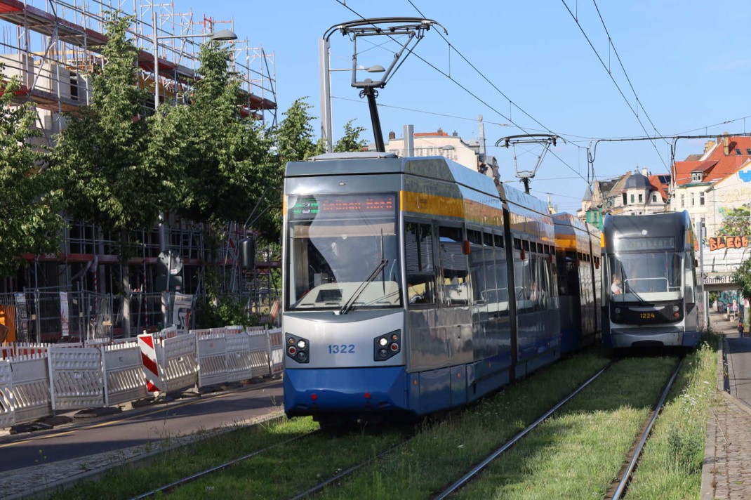 Linien 3 und 15 in der Lützner Straße. Foto: Ralf Julke