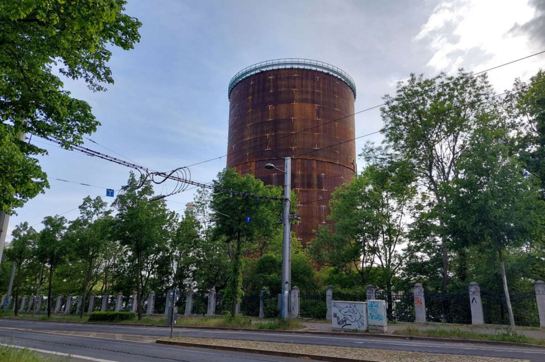 Noch ohne Verkleidung: der Wärmespeicher am Heizkraftwerk Leipzig-Süd. Foto: Sabine Eicker