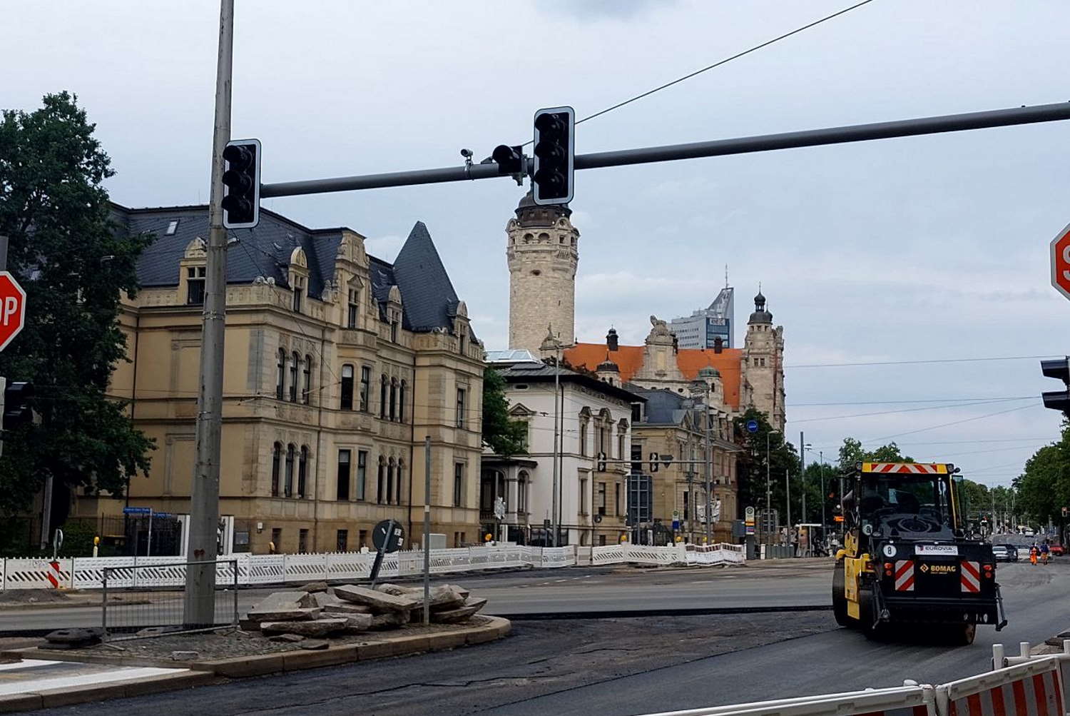 Blick über die neue Ampelkreuzung zum Neuen Rathaus. Foto: Sabine Eicker