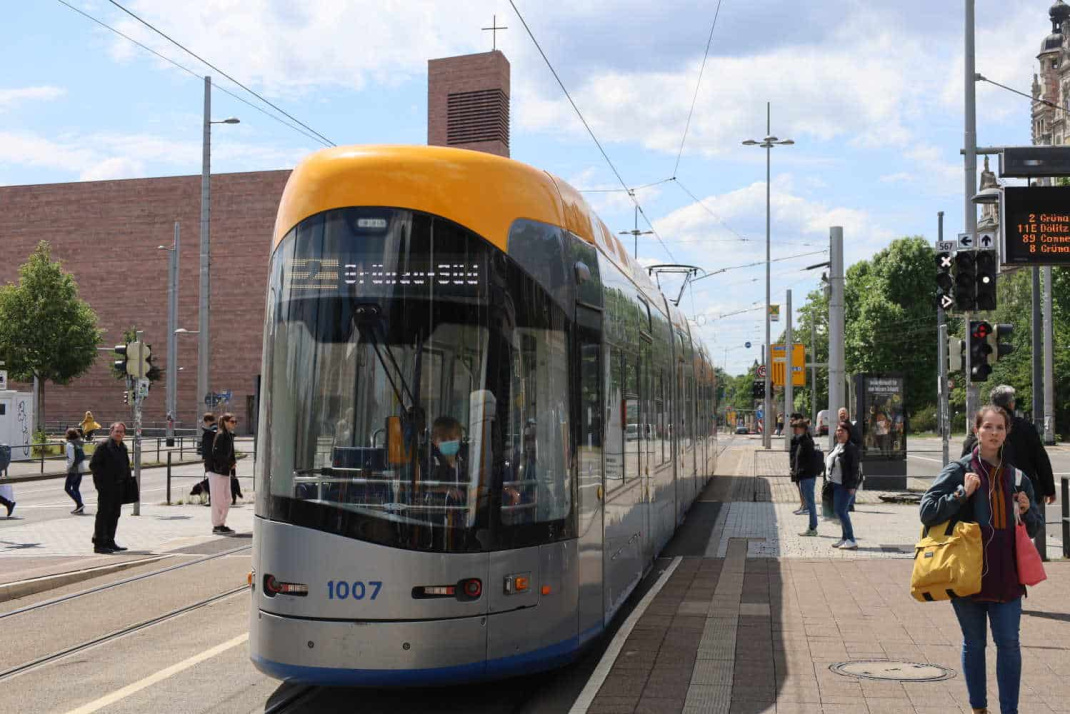 Straßenbahn an der Haltestelle Wilhelm-Leuschner-Platz. Foto: Ralf Julke