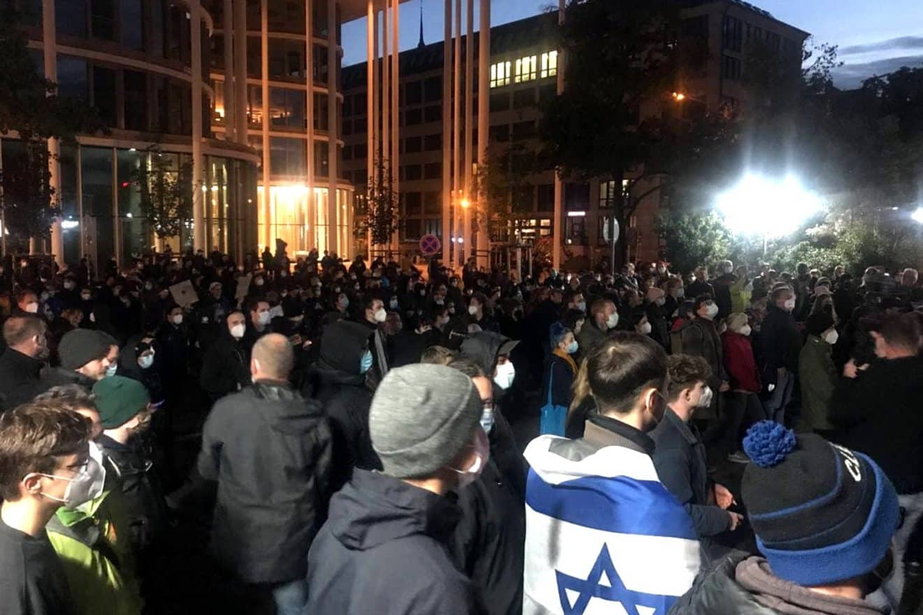 Solidaritäts-Demo am 5. Oktober 2021 vor dem Leipziger Hotel Westin, wo sich der antisemitische Vorfall gegen Gil Ofarim ereignet haben soll. Später kamen immer mehr Zweifel an dessen Version auf. Foto: LZ