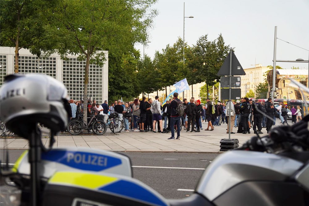 Auf dem Wilhelm-Leuschner-Platz waren etwa 200 bis 250 Personen dem Aufruf der Freien Sachsen gefolgt. Der Aufzug wurde von Gegenprotest begleitet. Foto: Gregor Wünsch