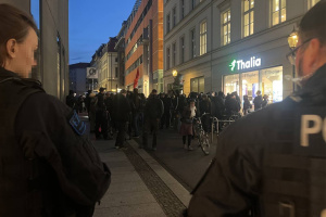 Gegenprotest gegen die rechtsgerichtete Veranstaltung von Anmelderin Annette H. in der Leipziger Innenstadt. Foto: LZ
