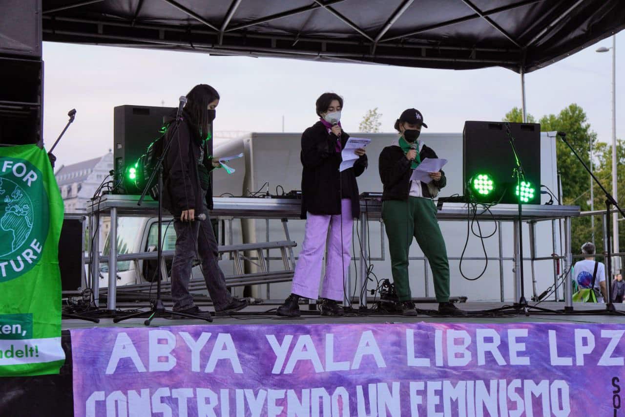 Angehörige des „Feministischen Kollektiv Abya Yala Libre“ sprechen auf der Abschlusskundgebung. Foto: LZ