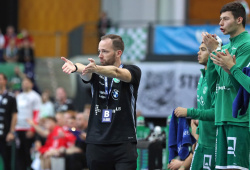 SC DHfK-Trainer André Haber gibt am Spielfeldrand Anweisungen. Foto: Jan Kaefer