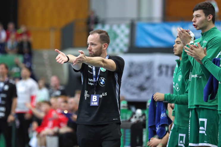 SC DHfK-Trainer André Haber gibt am Spielfeldrand Anweisungen. Foto: Jan Kaefer