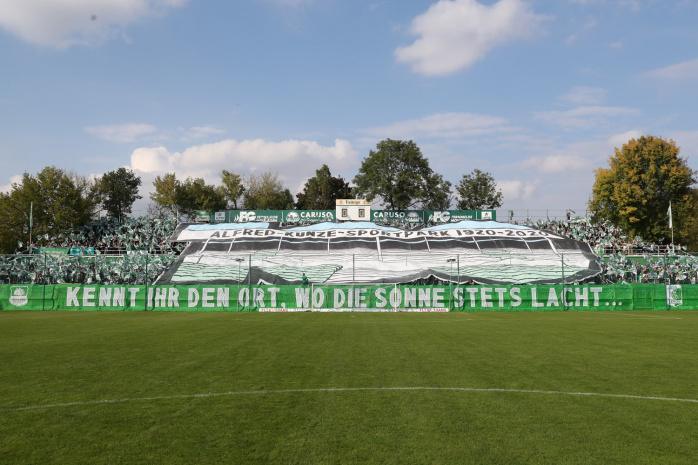 Die Choreografie auf dem Chemie-Norddamm vor Beginn der Partie. Foto: Jan Kaefer