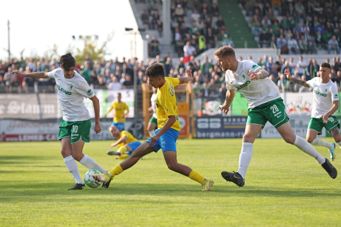 Osman Atilgan (Lok) versucht, sich zwischen Dennis Mast (Chemie/ links) und Philipp Harant (Chemie) hindurch zu spielen. Foto: Jan Kaefer