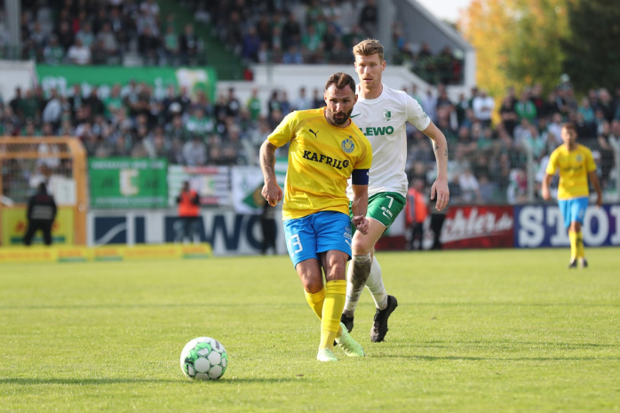 Sascha Pfeffer (Lok) spielt den Pass, Alexander Bury (Chemie) kann nicht mehr eingreifen. Foto: Jan Kaefer