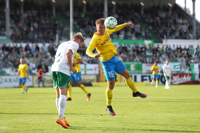 Linus Zimmer (Lok) beim Kopfball-Duell. Foto: Jan Kaefer