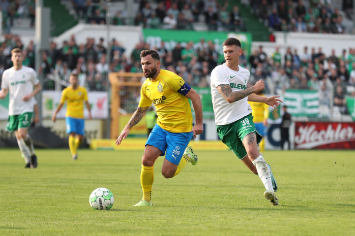 Lok-Kapitän Sascha Pfeffer enteilt Paul Horschig (Chemie). Foto: Jan Kaefer