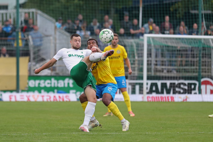 Janik Mäder (Chemie) ist vor Eric Voufack (Lok) am Ball. Foto: Jan Kaefer