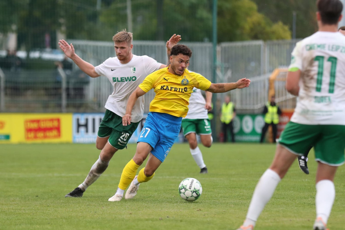 Theo Ogbidi (Lok) musste sich einer Attacke von Florian Kirstein (Chemie) erwehren. Foto: Jan Kaefer