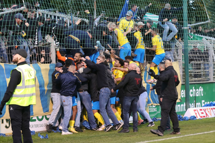 Nach dem entscheidenden Elfmeter stürmte das Lok-Team direkt jubelnd zum Fanblock. Foto: Jan Kaefer