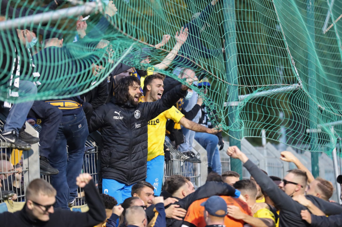 Zak Paulo Piplica und Farid Abderrahmane feiern ausgelassen bei den Fans am Zaun. Foto: Jan Kaefer