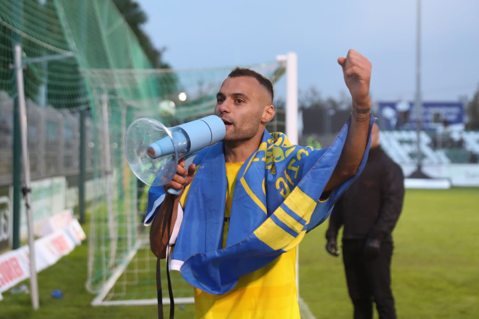 Lok-Stürmer Djamal Ziane schnappte sich nach dem Sieg das Megaphon und bedankte sich bei den Fans für deren Unterstützung. Foto: Jan Kaefer