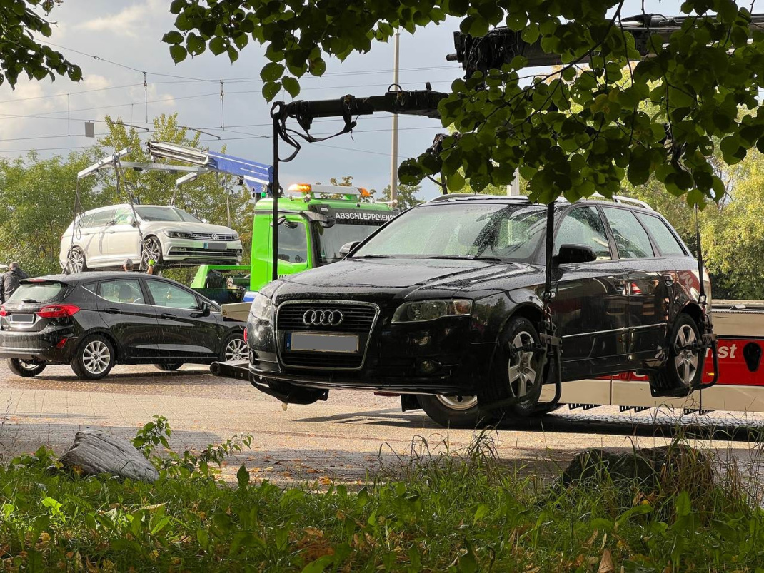 Fliegende Autos an der Jahnallee. Foto: twitter.com/falschparkenLE