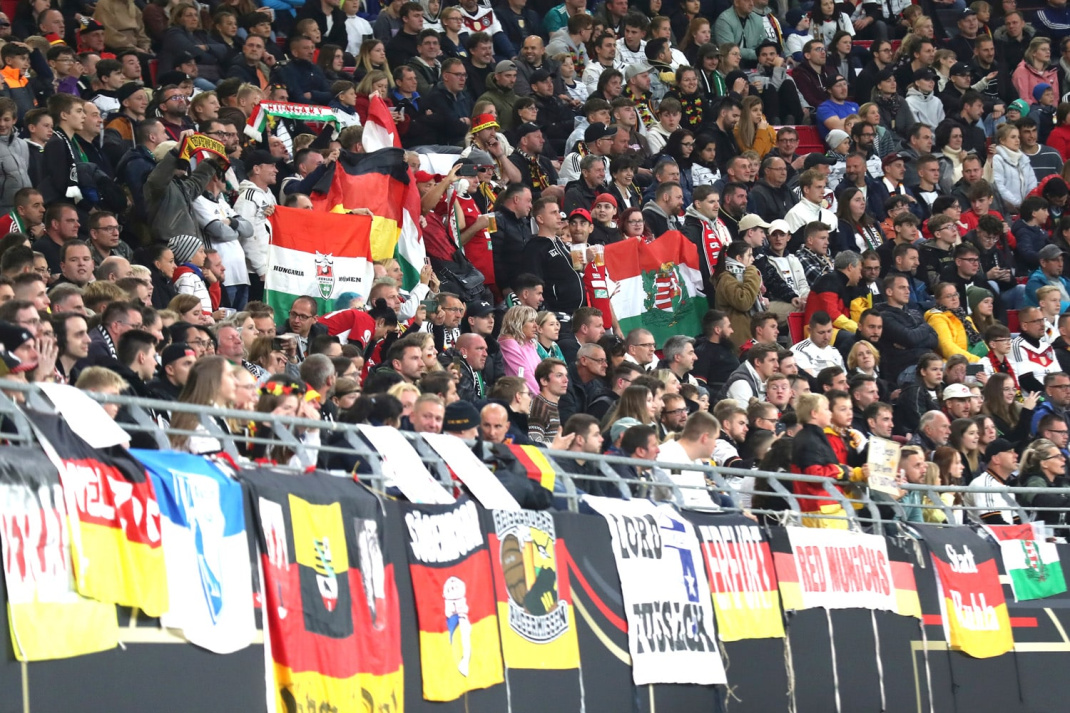 Ungarische und deutsche Fahnen einträchtig nebeneinander. Doch so harmonisch ging es leider nicht überall im Stadion zu. Foto: Jan Kaefer