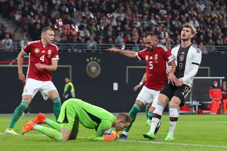 Auf dem Rasen hatte die DFB-Elf gegen Ungarn mit 0:1 das Nachsehen. Foto: Jan Kaefer