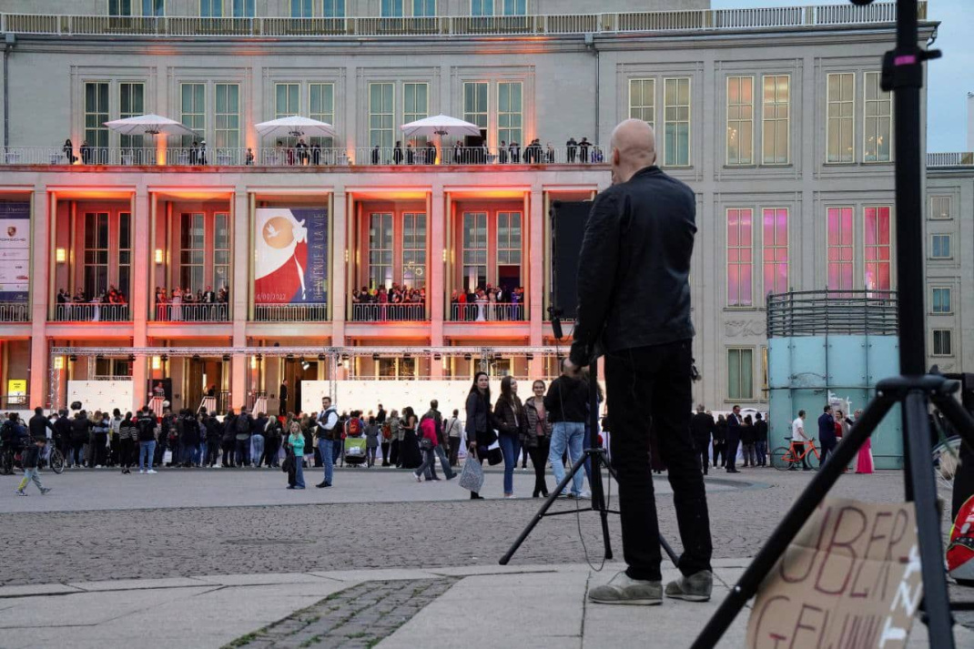 Protest des grünen Leipziger Stadtrats Jürgen Kasek gegen den Opernball in Leipzig. Foto: LZ