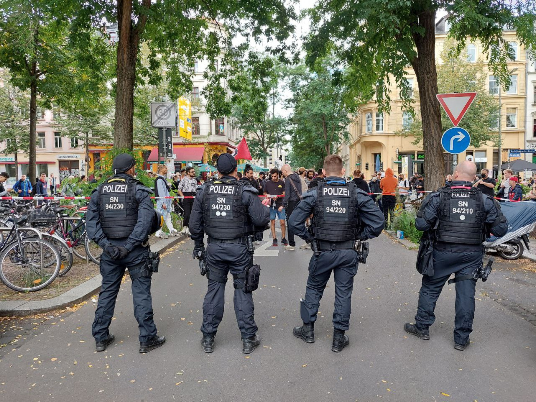Polizei und Protest gegen die geplante Abschiebung in der Alfred-Kästner-Straße. Foto: Sabine Eicker