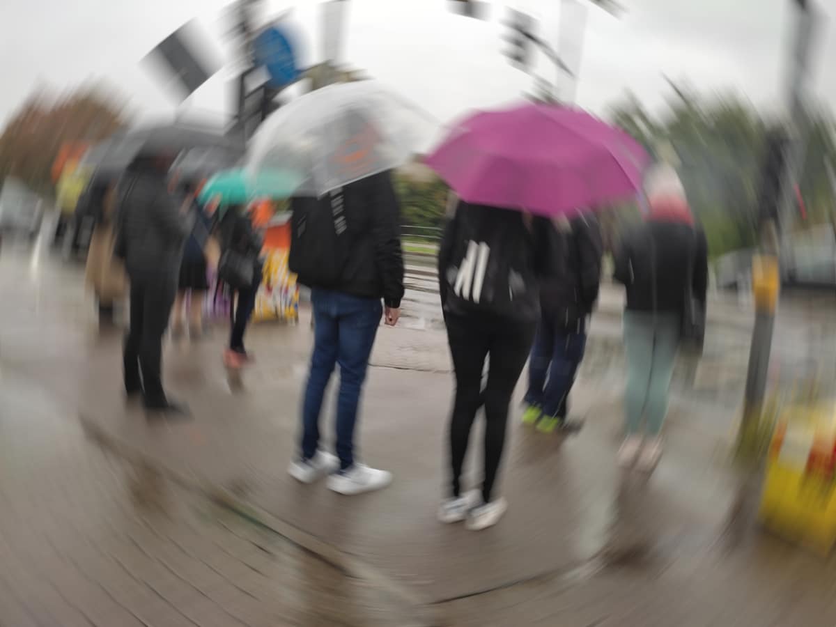 Nach dem langen Hitzesommer ein ungewohntes Bild: Kälte, Regen und aufgespannte Schirme. Foto: LZ