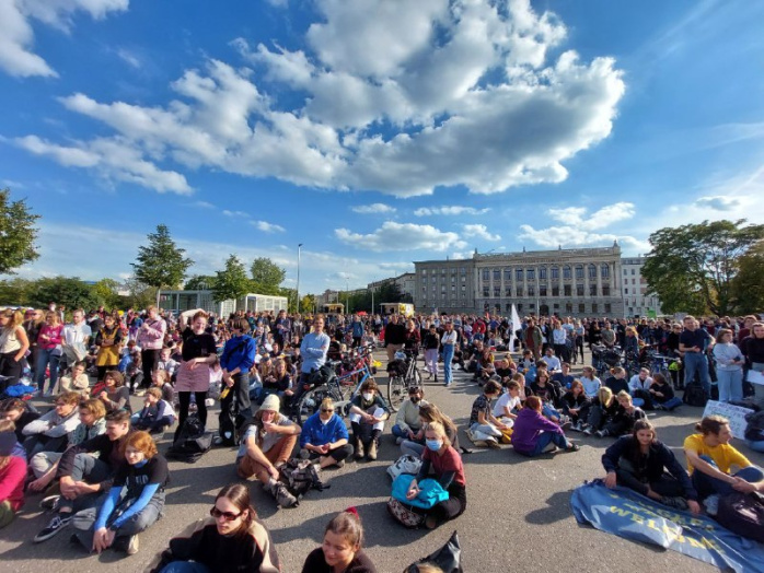 Die Menge auf dem Leuschner-Platz. Foto: LZ