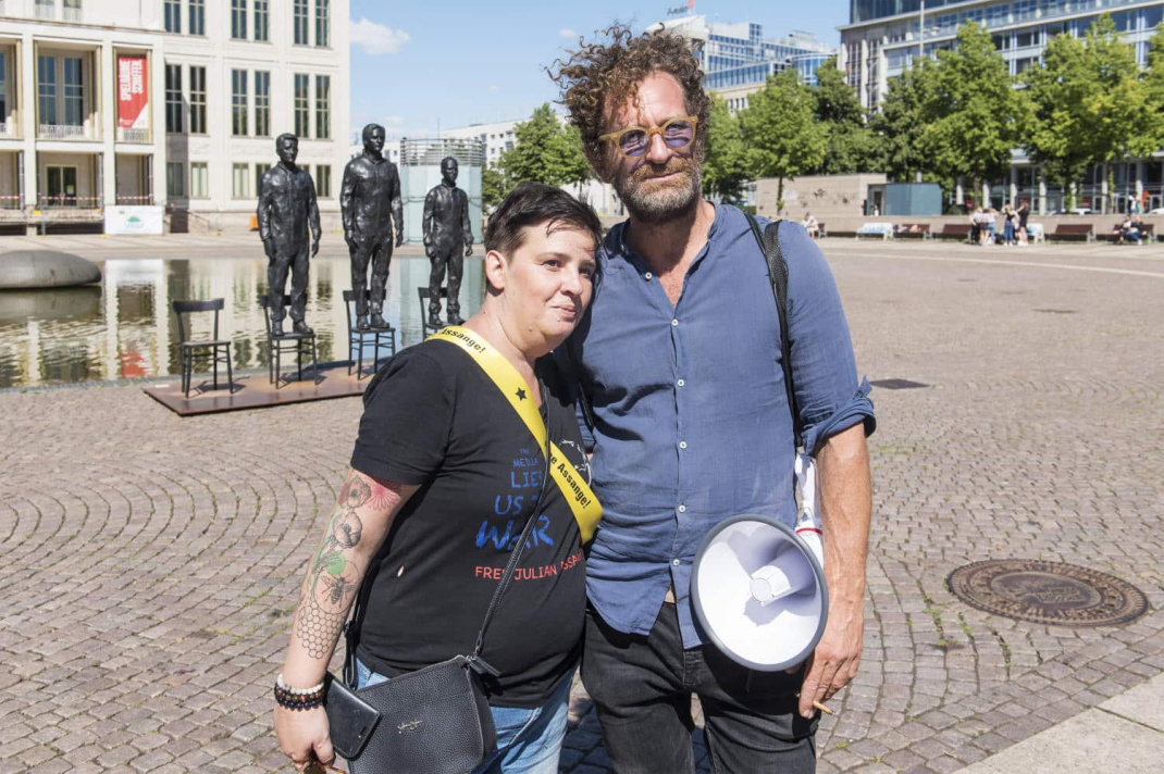 Manja McCade und Davide Dormino vor der Skulptur AnyThingToSay. Foto: Marcus-Andreas Mohr