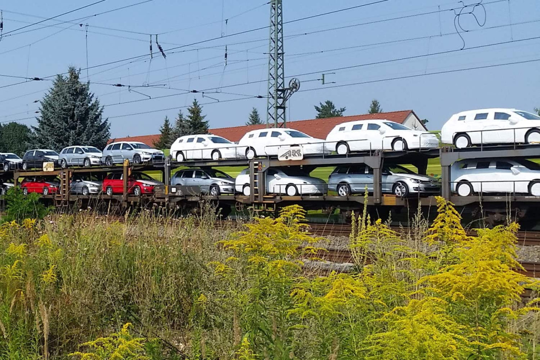 Neue Autos auf einem Güterzug bei Leipzig. Foto: Marko Hofmann
