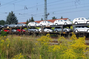 Neue Autos auf einem Güterzug bei Leipzig. Foto: Marko Hofmann