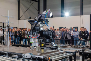 Im Carbonbetontechnikum werden Bauteile aus Carbonbeton automatisiert gefertigt. Foto: Kirsten Nijhof/HTWK Leipzig