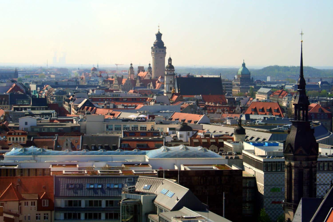 Blick auf Dächer in der Leipziger Innenstadt.
