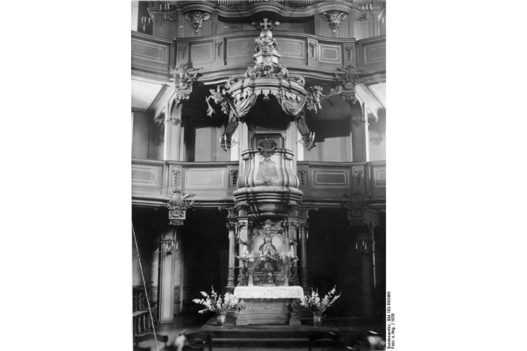 Kanzelaltar. Foto: Bundesarchiv, Bild 183-R93465, CC-BY-SA 3.0, https://commons.wikimedia.org/w/index.php?curid=5368755