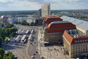 Blick auf den Hauptbahnhof und die Verkehrsführung auf dem Bahnhofsvorplatz. Foto: Sabine Eicker