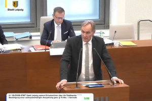 OBM Burkhard Jung bringt die Vorlage zum 400-Millionen-Euro-Kreditrahmen für die LVV im Stadtrat ein. Foto: Livestream der Stadt Leipzig, Screenshot: LZ