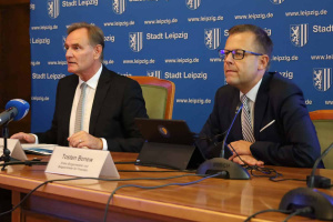 Burkhard Jung und Torsten Bonew stellen der Presse den Doppelhaushalt 2023/2024 vor. Foto: Ralf Julke