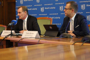 Burkhard Jung und Torsten Bonew stellen den Leipziger Doppelhaushalt für die Jahre 2023 / 2024 vor. Foto: Ralf Julke