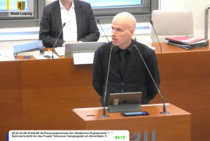 Grünen-Stradtrat Jürgen Kasek begründet die Ablehnung der Campingplatzpläne am Störmthaler See. Foto: Livestream der Stadt Leipzig, Screenshot: LZ